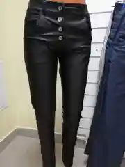 Черный брюки из экокожи