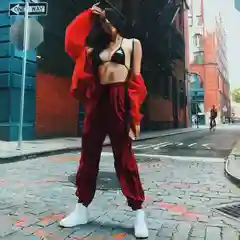 Красный брюки с лампасами