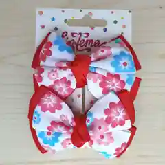 Красный бантик на резинке с голубыми и красными цветами, 2 штуки