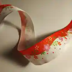 Лента репсовая с рисунком "Цветочки белый красный" ширина 25мм. Отрез 5 метров.