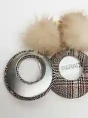 Серьги с меховыми шариками и кольцами Ionna