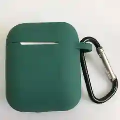Зеленый силиконовый чехол для AirPods с карабином
