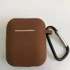 Коричневый силиконовый чехол для AirPods с карабином