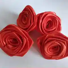 Красный розы из ткани