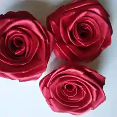 Багровый розы из ткани
