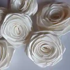 Бежевый розы из ткани