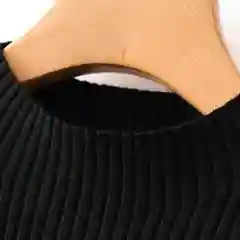 Черный водолазка с открытыми плечами