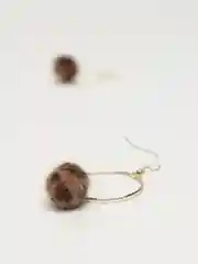 Серьги кольца золотистого цвета с меховыми шариками Ideya