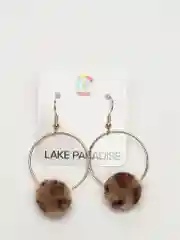 Серьги кольца золотистого цвета с меховыми шариками Ideya