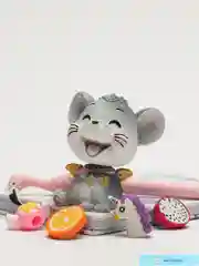 Фигурка веселой мышки