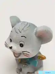 Фигурка веселой мышки