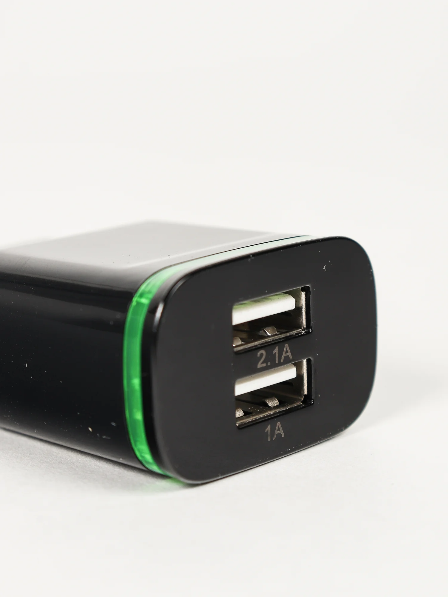 Белый сетевое зарядное устройство на 2 USB / СЗУ блок питания, адаптер для розетки с подсветкой