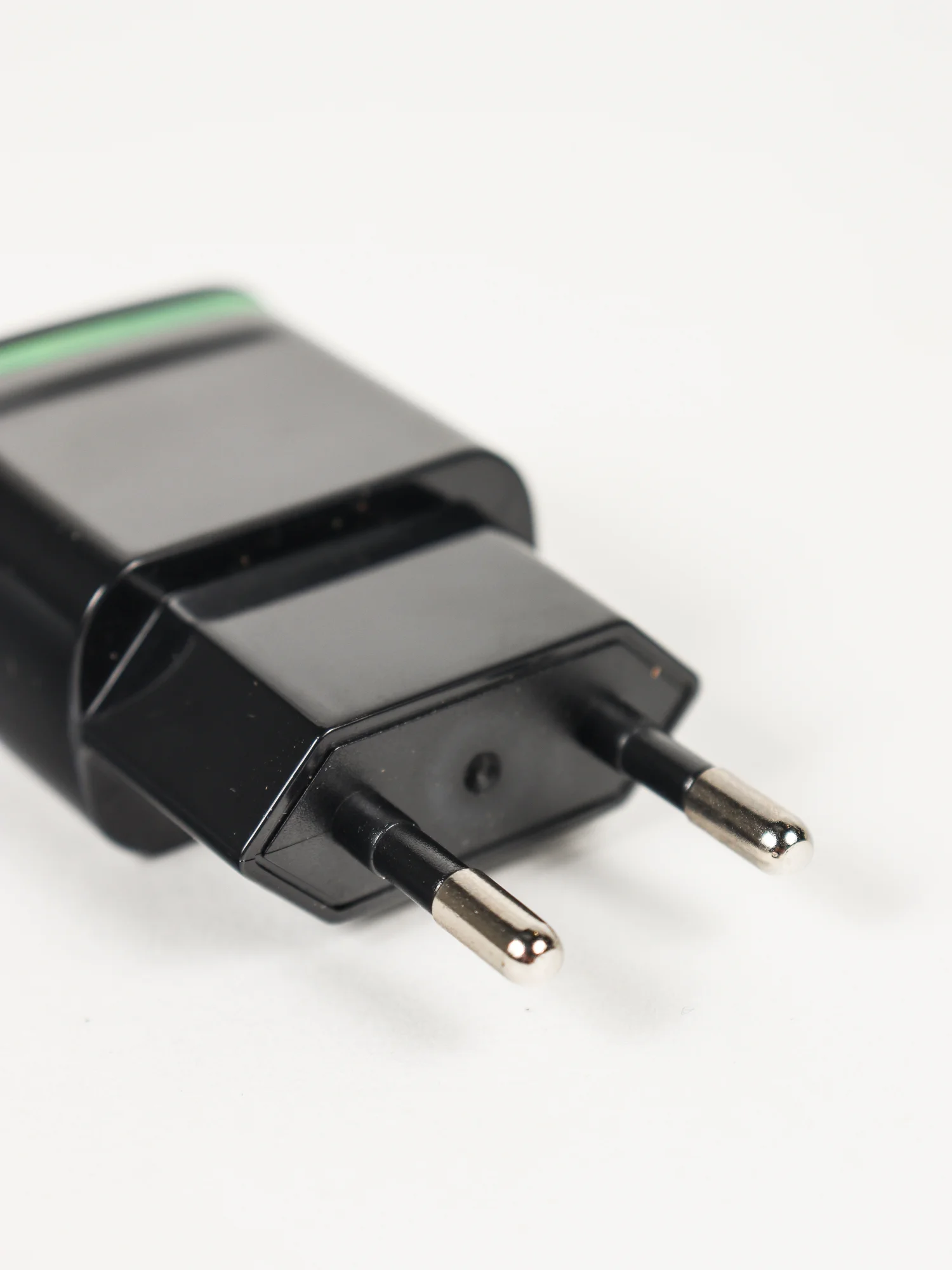 Белый сетевое зарядное устройство на 2 USB / СЗУ блок питания, адаптер для розетки с подсветкой