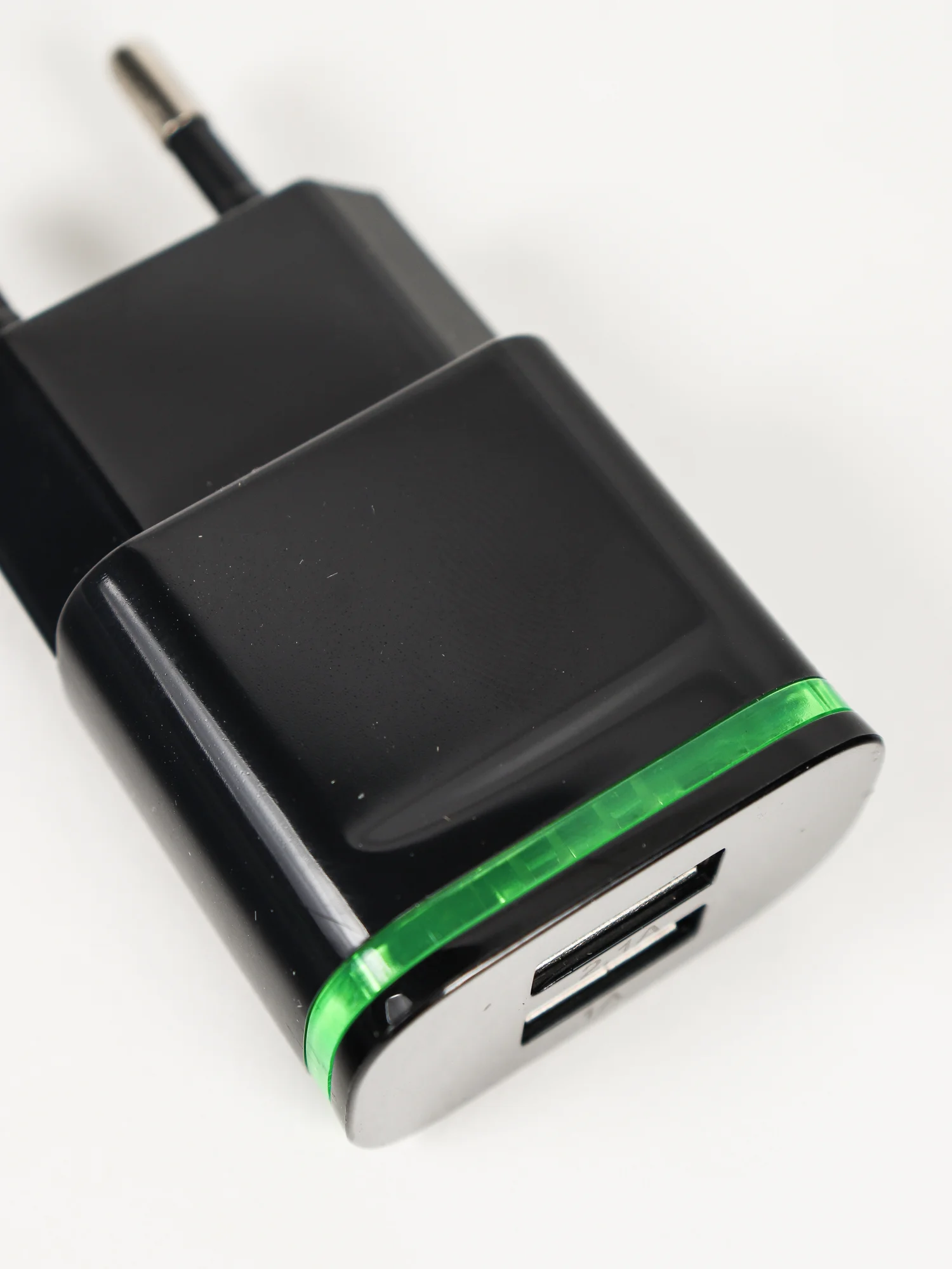 Белый сетевое зарядное устройство на 2 USB / СЗУ блок питания, адаптер для розетки с подсветкой