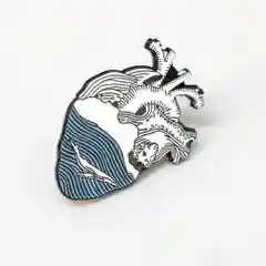 Серый металлический значок "Сердце"