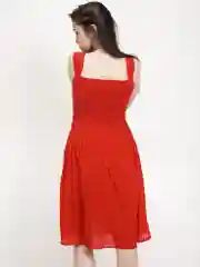 Однотонное красное платье