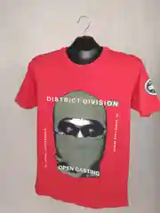 Красный футболка District