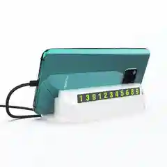 Белый номер телефона с держателем телефона и ароматизатором