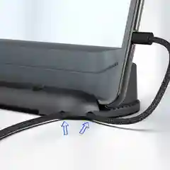 Белый номер телефона с держателем телефона и ароматизатором