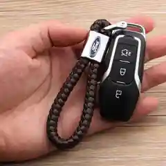 Черный брелок с логотипом автомобиля