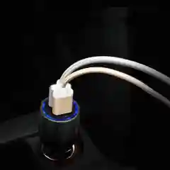 Белый автомобильное зарядное устройсво