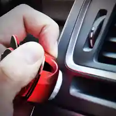Красный автомобильный держатель телефона