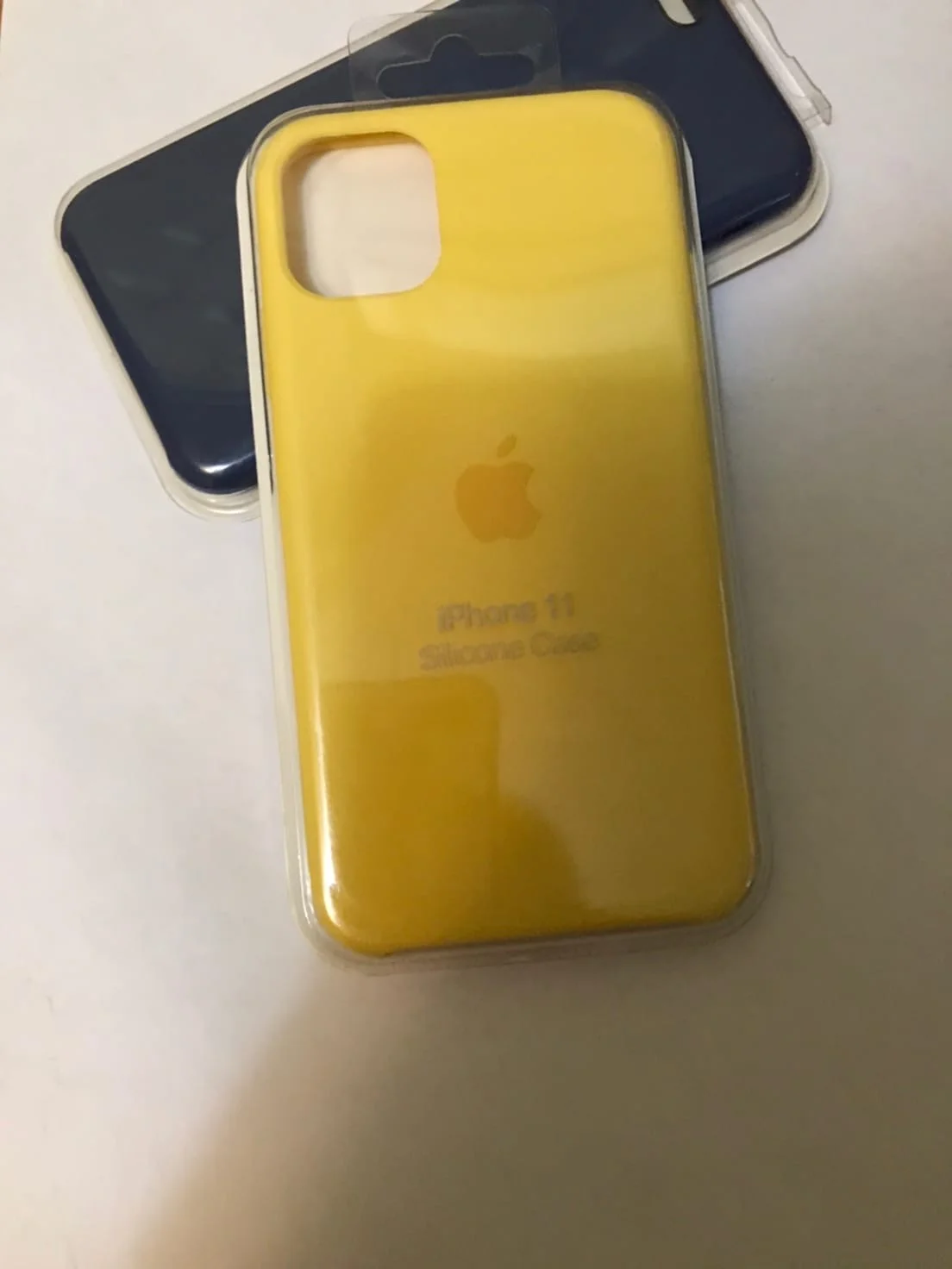 Желтый защитный чехол для телефона на Iphone 11