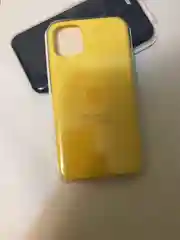 Желтый защитный чехол для телефона на Iphone 11