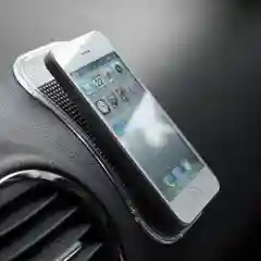 Черный противоскользящий силиконовый коврик в авто на панель
