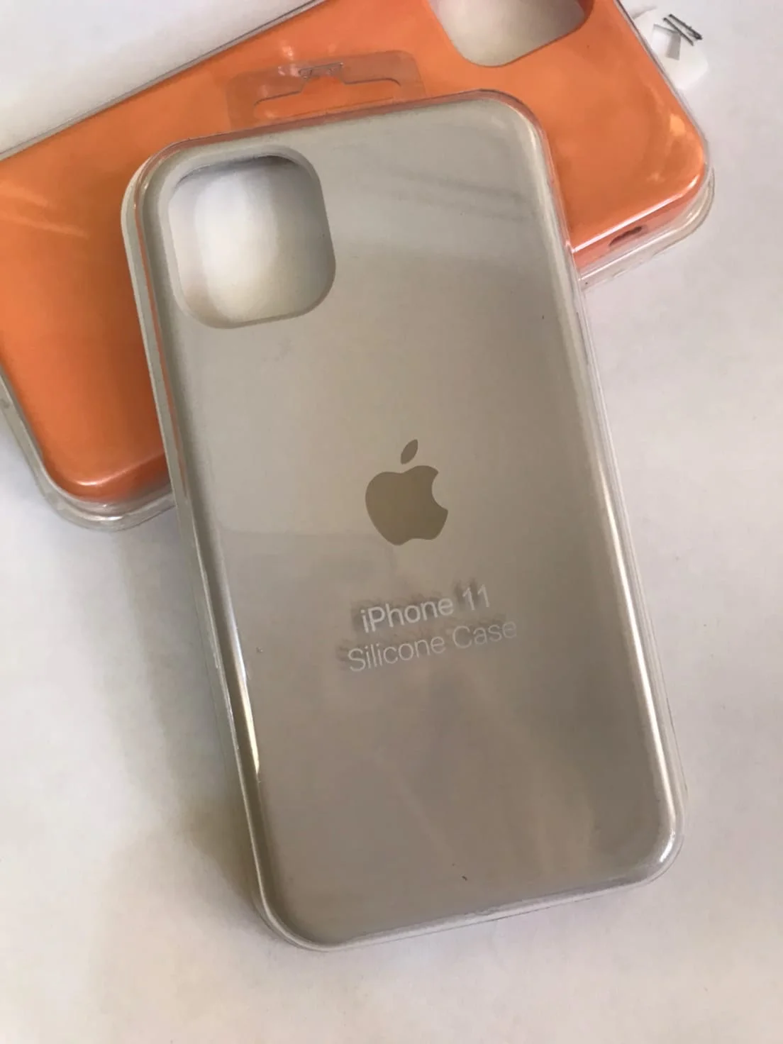 Серый силиконовый защитный чехол на iPhone 11