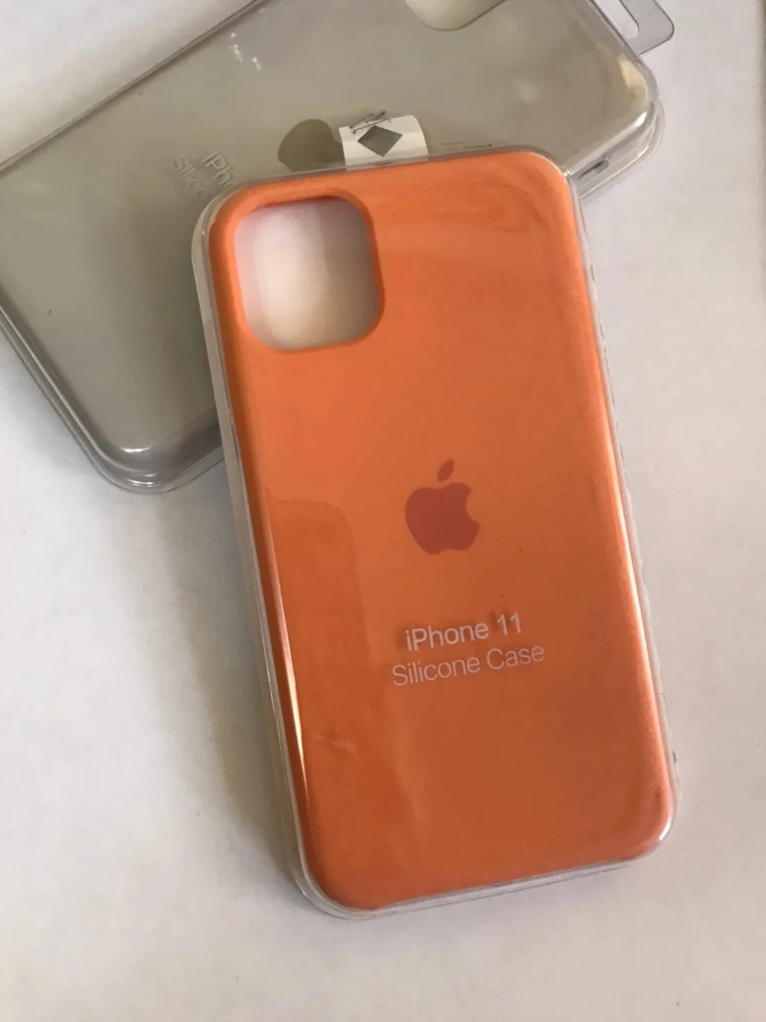 Оранжевый силиконовый защитный чехол на iPhone 11