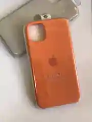 Оранжевый силиконовый защитный чехол на iPhone 11