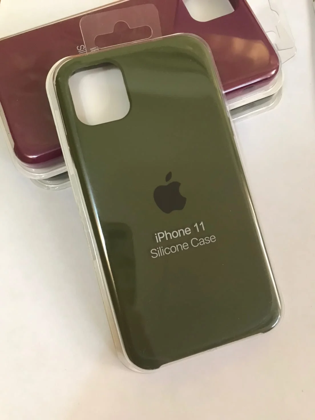 Зеленый силиконовый защитный чехол на iPhone 11