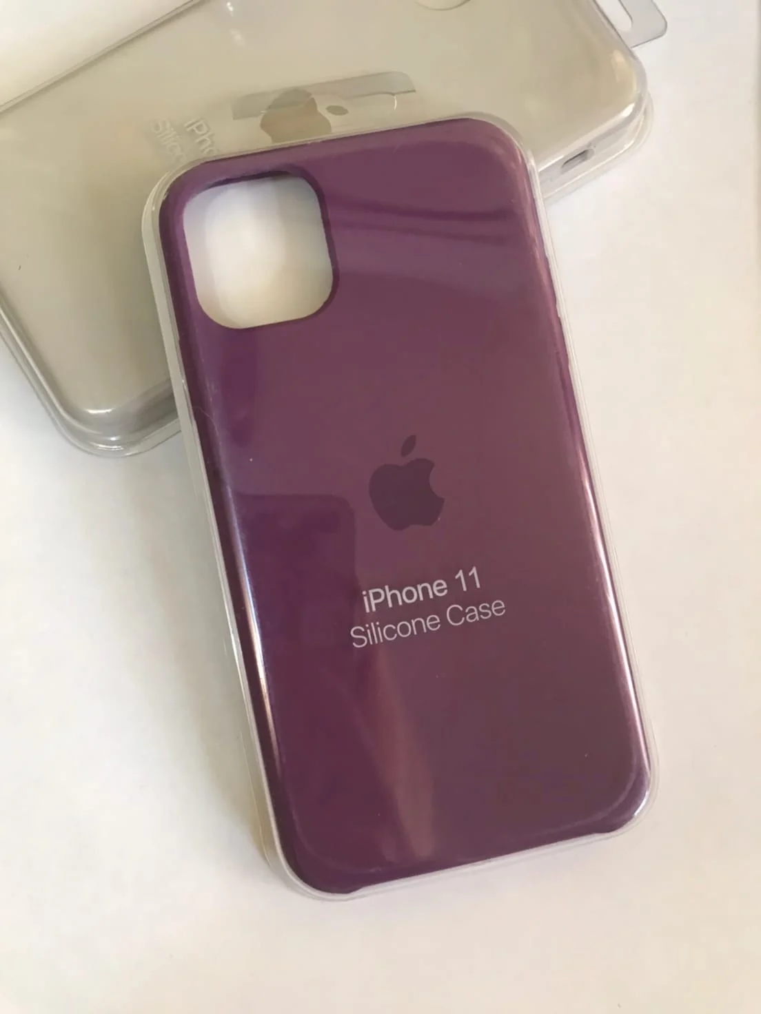 Пурпурный силиконовый защитный чехол на iPhone 11