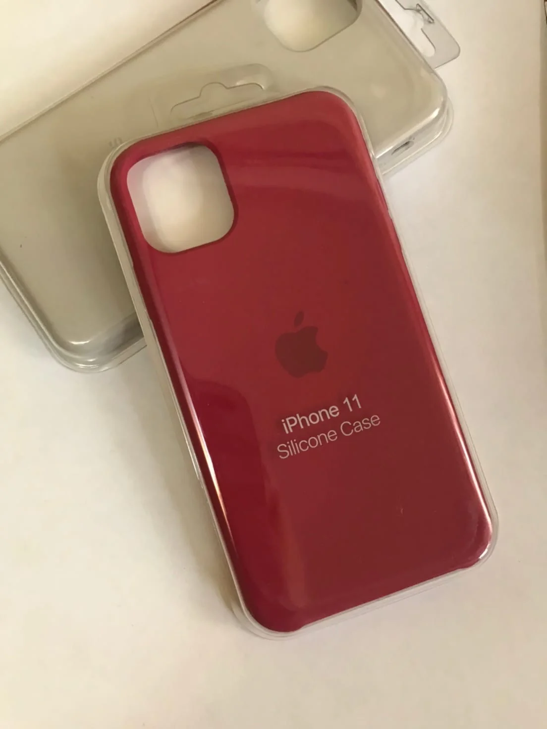 Багровый силиконовый защитный чехол на iPhone 11