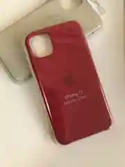 Багровый силиконовый защитный чехол на iPhone 11