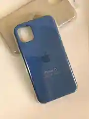 Синий силиконовый защитный чехол на iPhone 11