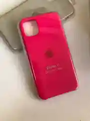 Розовый силиконовый защитный чехол на iPhone 11