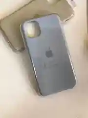 Голубой силиконовый защитный чехол на iPhone 11