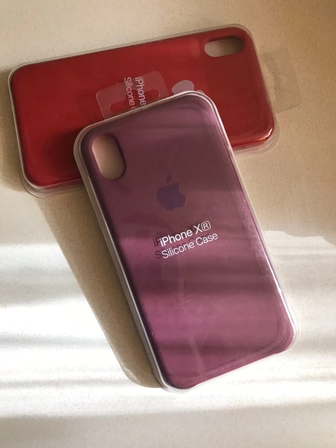 Фиолетовый защитный силиконовый чехол для iPhone XR с яблоком