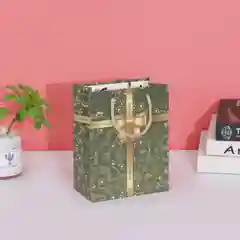 Зеленый пакет подарочный "Подарок"