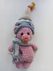 Свинка с колокольчиком на шапочке