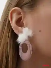 Серьги с меховыми шариками и кольцами Ionna