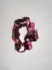 Серебряный резинка для волос c принтом