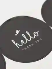 Круглая ч/б наклейка с надписью "Hello Thank You"