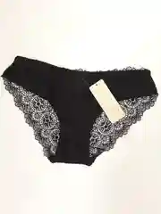 Черный трусы женские кружевные.