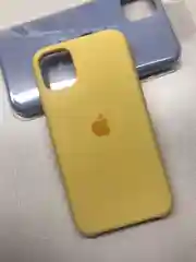 Золотой силиконовый защитный чехол на iPhone 11