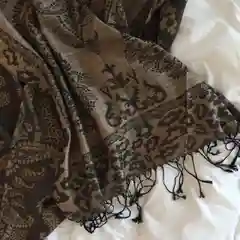 Коричневый кашемировый палантин с принтами