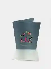 Открытка с надписями из дерева