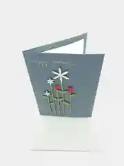 Открытка с надписями из дерева